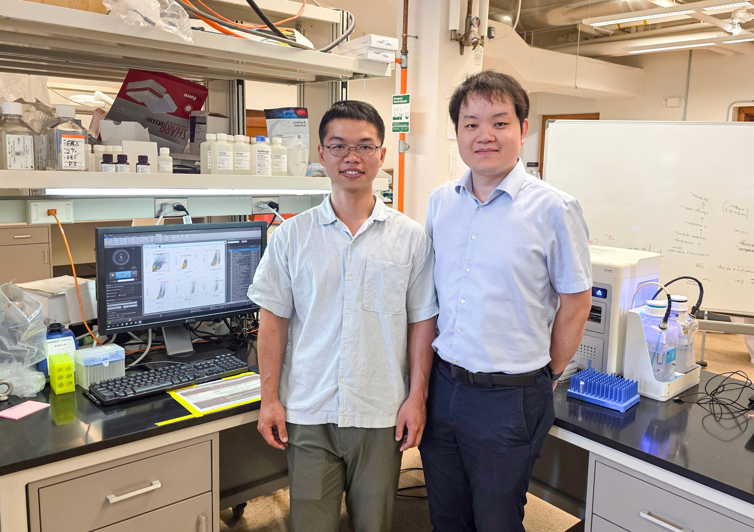 &lt;em&gt;Cancer Center at Illinois (CCIL) member Hua Wang (right) and lab member&amp;nbsp;Yusheng&amp;nbsp;Liu.&lt;/em&gt;