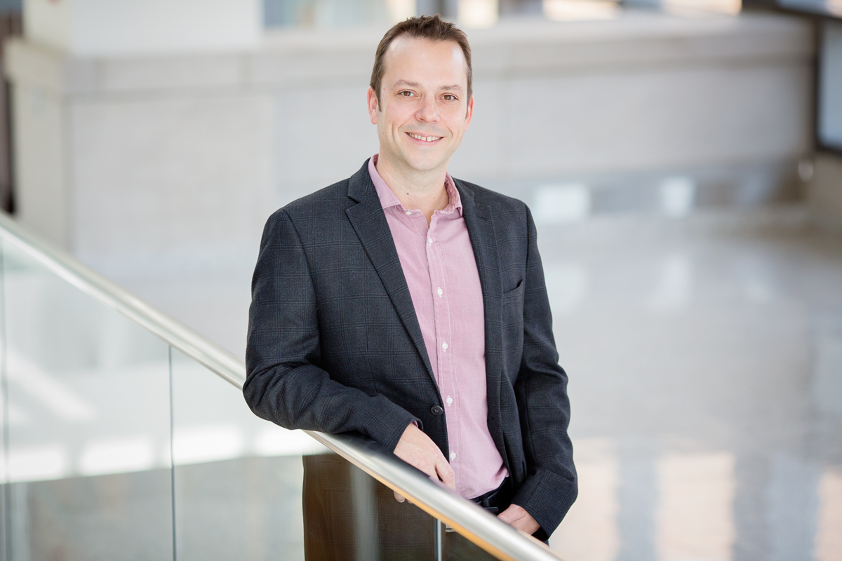 Bioengineering faculty member Kristopher Kilian led a research team that developed a chemical array to culture metastatic cancer cells so that different treatments can be tested on them.