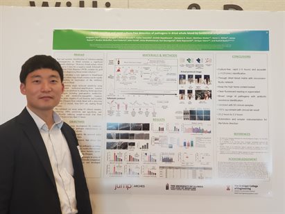 Jongwon Lim presenting the team's research
