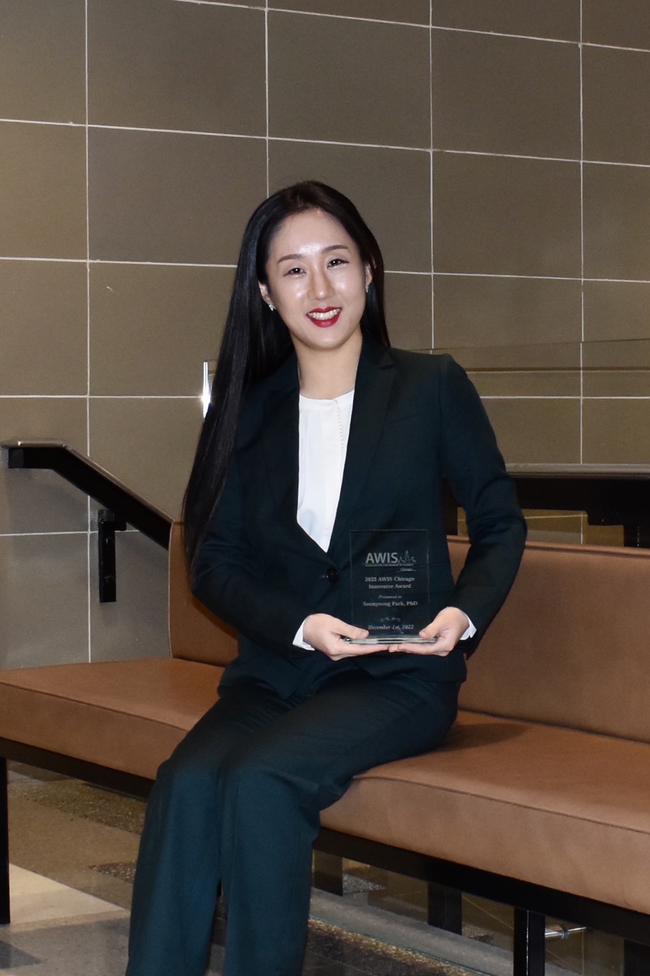 Seonyeong with her award