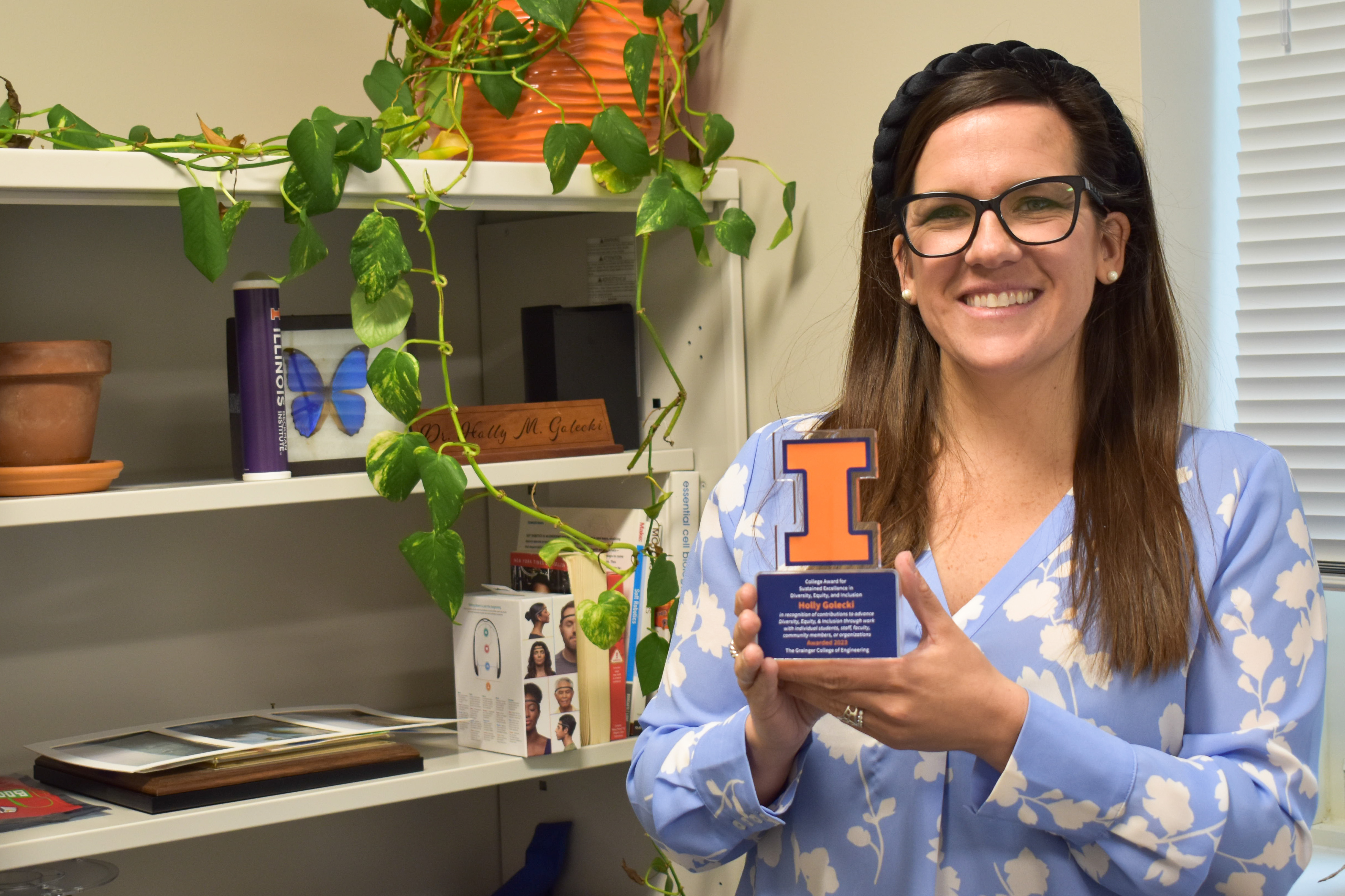 Professor Holly Golecki with her award