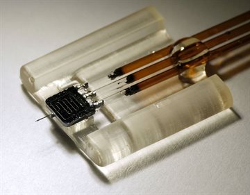 The fabricated and packaged nanodialysis device&nbsp;